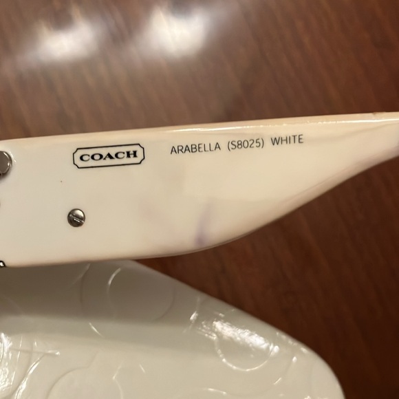 COACH WHITE ARABELLA SUNGLASSES. EXCELLENT CONDITION. WHITE EMBOSSED CASE. EUC - Picture 7 of 15